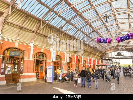 WINDSOR, ANGLETERRE - NOVEMBRE 2018 : vue de l'intérieur du centre commercial Royal Windsor Windsor en centre-ville. Banque D'Images