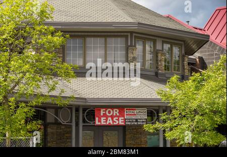 JASPER, AB, CANADA - JUIN 2018 : propriété commerciale libre dans le centre de Jasper avec une annonce de location. Banque D'Images