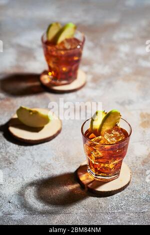 Cocktail de jus de pomme au whisky sous la lumière du soleil Banque D'Images