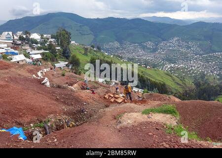 Vue depuis le sommet du site minier de Muderi à Rubaya, République démocratique du Congo. (Noella Nyabihogo, GPJ RDC) Banque D'Images