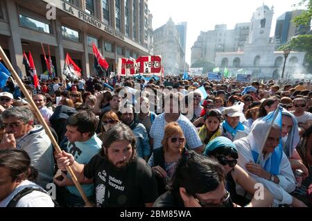 Buenos Aires, Argentine - octobre 27 2010 : manifestation dans les rues. Les Argentins rendent hommage au président Nestor Kirchner devant le nourri Banque D'Images