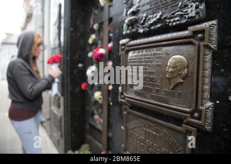 Buenos Aires, Argentine - avril 30 2016 : image de la plaque d'Evita Peron devant sa tombe. Cimetière de Recoleta Banque D'Images