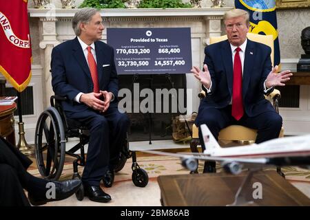 Washington, États-Unis. 07th Mai 2020. Le président Donald Trump rencontre le gouverneur du Texas Greg Abbott dans le bureau ovale de la Maison Blanche à Washington, DC, le jeudi 7 mai 2020. Photo de piscine par Doug Mills/UPI crédit: UPI/Alay Live News Banque D'Images