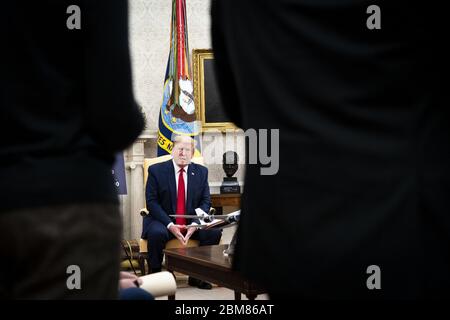 Washington, États-Unis. 07th Mai 2020. Le président Donald Trump rencontre le gouverneur du Texas Greg Abbott dans le bureau ovale de la Maison Blanche à Washington, DC, le jeudi 7 mai 2020. Photo de piscine par Doug Mills/UPI crédit: UPI/Alay Live News Banque D'Images