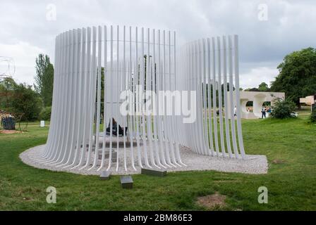 Blanc Summer House Pavilion Serpentine Galleries Serpentine Pavilion 2016, Kensington Gardens, Londres, W2 3XA par Asif Khan Banque D'Images