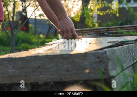 Hommes fermiers mains dans un sol, travail dans le jardin, printemps ensoleillé jour Banque D'Images