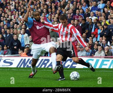 LONDRES, Royaume-Uni, OCTOBRE 20 : Wayne Bridge de Southampton bat Frdric Kanoutr de West Ham United lors de Barclaycard Premiership entre West Ham Banque D'Images