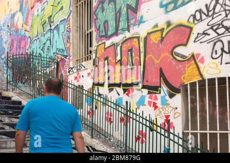 16 Aug ‎2018. Homme marchant sur les marches des rues d'art grafiti de Marseille, France Banque D'Images
