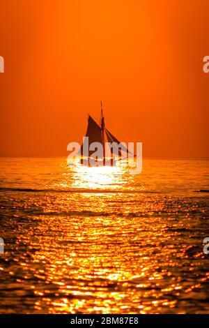 De grands bateaux naviguent au coucher du soleil sur le lac Michigan Banque D'Images