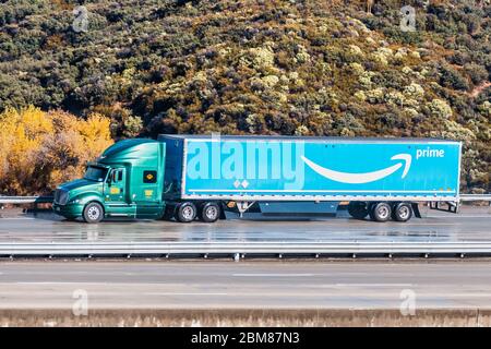 8 décembre 2019 Los Angeles / CA / USA - Amazon Truck Driving on the interstate, le grand logo Prime imprimé sur le côté Banque D'Images