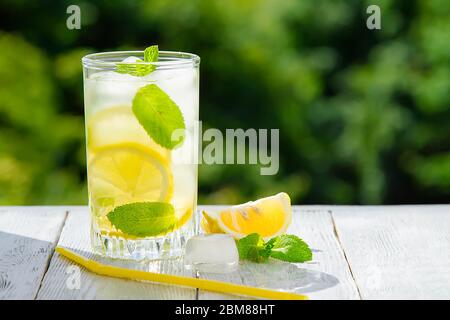 Limonade fraîche aux agrumes dans le jardin, boisson estivale. Banque D'Images