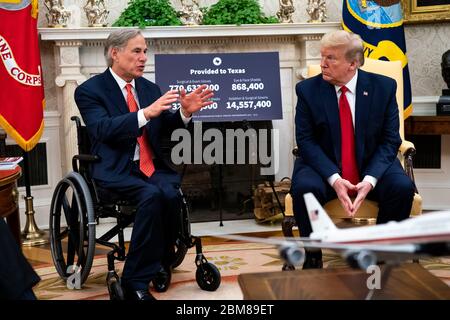 Le gouverneur Greg Abbott (républicain du Texas) fait des remarques lorsqu'il rencontre le président des États-Unis Donald J. Trump dans le bureau ovale de la Maison Blanche à Washington, DC, le jeudi 7 mai 2020. Crédit : Doug Mills/Pool via CNP | utilisation dans le monde entier Banque D'Images