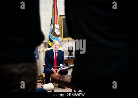 Le président américain Donald J. Trump fait des remarques lorsqu'il rencontre le gouverneur Greg Abbott (républicain du Texas) dans le bureau ovale de la Maison Blanche à Washington, DC, le jeudi 7 mai 2020. Crédit : Doug Mills/Pool via CNP | utilisation dans le monde entier Banque D'Images