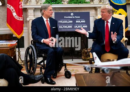 Le président américain Donald J. Trump fait des remarques lorsqu'il rencontre le gouverneur Greg Abbott (républicain du Texas) dans le bureau ovale de la Maison Blanche à Washington, DC, le jeudi 7 mai 2020. Crédit : Doug Mills/Pool via CNP | utilisation dans le monde entier Banque D'Images