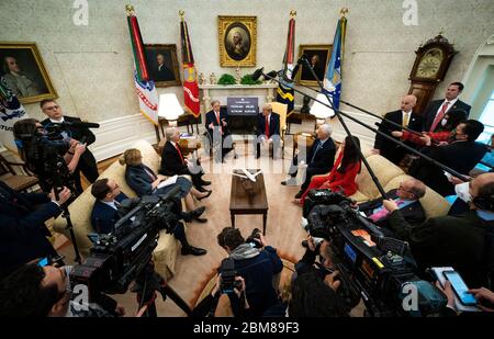 Le président américain Donald J. Trump fait des remarques lorsqu'il rencontre le gouverneur Greg Abbott (républicain du Texas) dans le bureau ovale de la Maison Blanche à Washington, DC, le jeudi 7 mai 2020. Crédit : Doug Mills/Pool via CNP | utilisation dans le monde entier Banque D'Images