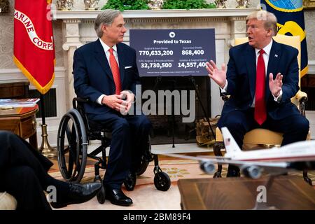 Le président américain Donald J. Trump fait des remarques lorsqu'il rencontre le gouverneur Greg Abbott (républicain du Texas) dans le bureau ovale de la Maison Blanche à Washington, DC, le jeudi 7 mai 2020. Crédit : Doug Mills/Pool via CNP | utilisation dans le monde entier Banque D'Images