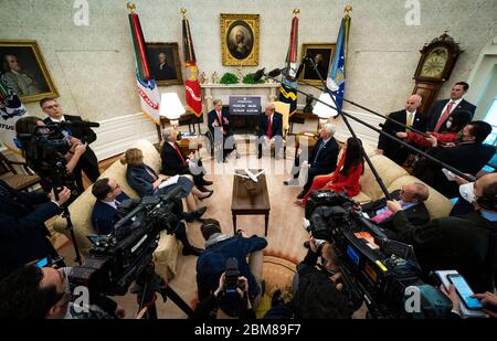 Le président américain Donald J. Trump fait des remarques lorsqu'il rencontre le gouverneur Greg Abbott (républicain du Texas) dans le bureau ovale de la Maison Blanche à Washington, DC, le jeudi 7 mai 2020. Crédit : Doug Mills/Pool via CNP | utilisation dans le monde entier Banque D'Images