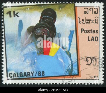 LAOS - VERS 1988: Timbre imprimé par le Laos, spectacles bobsled, vers 1988. Banque D'Images