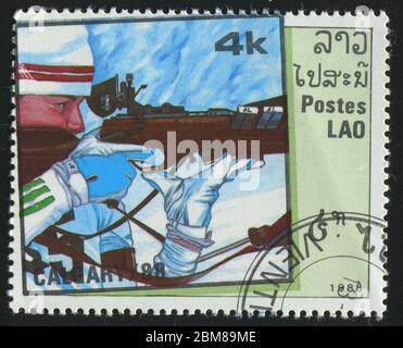 LAOS - VERS 1988: Timbre imprimé par le Laos, montre biathlon, vers 1988. Banque D'Images
