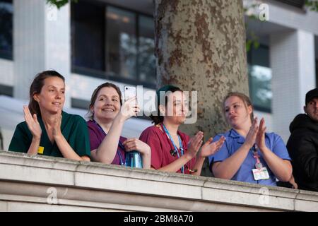 Londres, Royaume-Uni, 7 mai 2020 : le personnel de l'hôpital NHS St Thomas se réunit sur le mur qui fait face à la Tamise jusqu'au Parlement, où ils ont applaudi et applaudi pour leurs efforts dévoués pour traiter les victimes de la pandémie COVID-19. Anna Watson/Alay Live News Banque D'Images