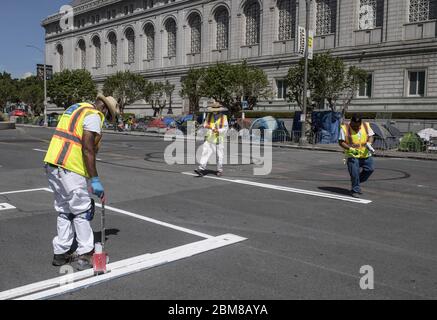 San Francisco, États-Unis. 07th Mai 2020. Des travailleurs du ministère des travaux publics peignent des boîtes sur la rue Fulton, au centre civique de San Francisco, le jeudi 7 mai 2020. La ville tente de placer un camp de tentes socialement disstancé pour les sans-abri en vue de l'hôtel de ville en raison du coronavirus. Photo de Terry Schmitt/UPI crédit: UPI/Alay Live News Banque D'Images