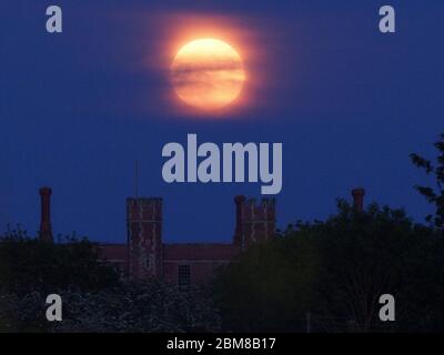 Eastchurch, Kent, Royaume-Uni. 7 mai 2020. Météo britannique : la pleine lune de fleurs s'élève au-dessus de l'historique Shurland Hall à Eastchurch, dans le Kent. Crédit : James Bell/Alay Live News Banque D'Images