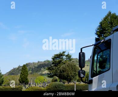 La face avant d'un camion, montrant les véhicules Nearside Dirty porte et les rétroviseurs d'aile avec un message de sécurité de transport d'un cimetière flou et l'écologie Banque D'Images