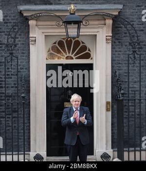 Londres, Royaume-Uni. 07th Mai 2020. Le Premier ministre britannique Boris Johnson s'est hit devant Downing Street à Londres, en Angleterre, pour montrer son soutien aux principaux travailleurs lors de la pandémie du coronavirus le jeudi 2020 mai. Photo de Hugo Philpott/UPI crédit: UPI/Alay Live News Banque D'Images