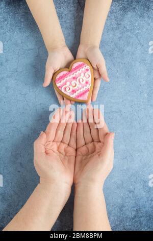 Bonne fête de la mère.coeur entre les mains de ma fille et de ma mère sur fond bleu.Je vous aime.Amour et santé dans la famille.Banner pour le magasin.GRE Banque D'Images