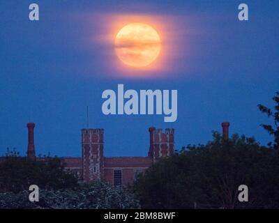 Eastchurch, Kent, Royaume-Uni. 7 mai 2020. Météo britannique : la pleine lune de fleurs s'élève au-dessus de l'historique Shurland Hall à Eastchurch, dans le Kent. Crédit : James Bell/Alay Live News Banque D'Images