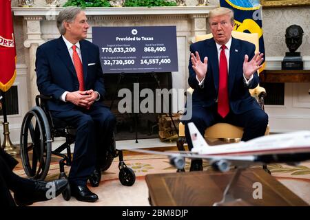 Le président américain Donald J. Trump fait des remarques lorsqu'il rencontre le gouverneur Greg Abbott (républicain du Texas) dans le bureau ovale de la Maison Blanche à Washington, DC, le jeudi 7 mai 2020. Crédit : Doug Mills/Pool via CNP/MediaPunch Banque D'Images