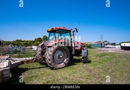 Gros tracteur rouge attelé à une remorque Banque D'Images