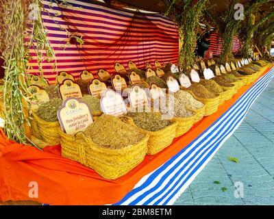 un banquet de marché sur lequel une série d'épices orientales est exposée dans l'île ethnique des baléares Banque D'Images