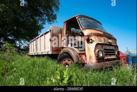 Vieux camion Dodge abandonné rouillé Banque D'Images