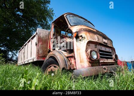 Vieux camion Dodge abandonné rouillé Banque D'Images