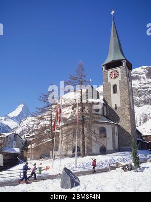 Eglise paroissiale de Saint Maurice (Pfarrkirche Saint Maurice), Kirchplatz, Zermatt, le Valais, Suisse Banque D'Images