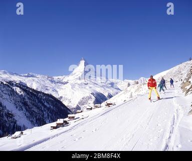 Skieurs sur piste avec le mont Cervin derrière, Zermatt, le Valais, Suisse Banque D'Images