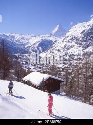 Skieurs sur la piste de retour à la station avec le mont Cervin derrière, Zermatt, le Valais, Suisse Banque D'Images