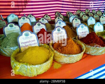 un banquet de marché sur lequel une série d'épices orientales est exposée dans l'île ethnique des baléares Banque D'Images