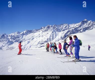 Instructeur de ski avec groupe sur piste, Breuil-Cervinia, Vallée d'Aoste, Italie Banque D'Images