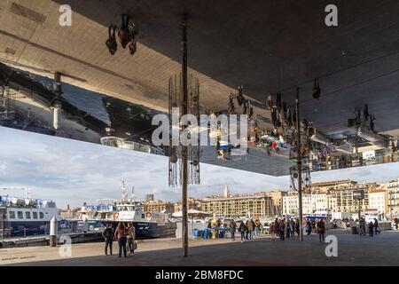 L'Ombrière par Norman Foster au Vieux Port de Marseille. C'est un toit en acier poli qui reflète les visiteurs qui marchent sous le pavillon Banque D'Images