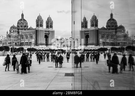 Marseille, France, 3 janvier 2020 – image en noir et blanc de la cathédrale de Marseille (cathédrale de la Major), qui se reflète dans les murs de verre du MuCEM Banque D'Images