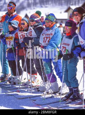 Instructeur de ski avec cours sur les pistes inférieures, Livigno, Alta Valtellina, Lombardie, Italie Banque D'Images