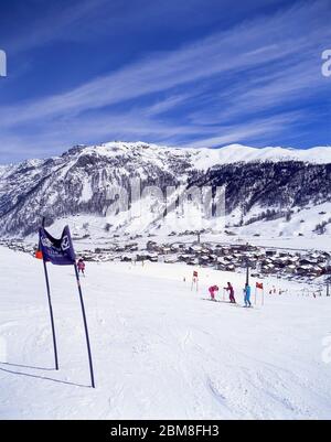 Vue sur le complexe depuis les pentes inférieures, Livigno, Alta Valtellina, Lombardie, Italie Banque D'Images