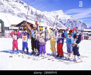 Instructeur de ski avec cours pour enfants sur les pistes inférieures, Livigno, Alta Valtellina, Lombardie, Italie Banque D'Images