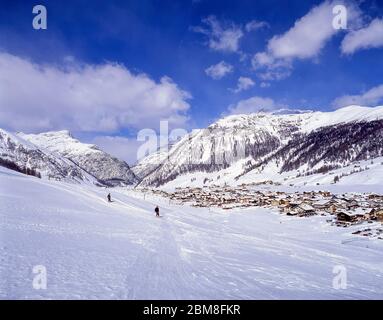 Vue sur le complexe depuis les pentes inférieures, Livigno, Alta Valtellina, Lombardie, Italie Banque D'Images