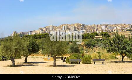 Vue panoramique sur la ville d'Agrigento, sur la côte sud de la Sicile, en Italie Banque D'Images