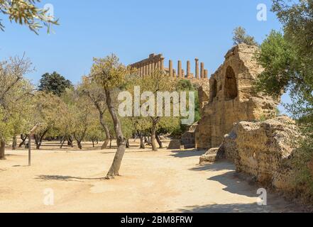 Vestiges de l'ancienne ville grecque d'Akragas dans la vallée des temples d'Agrigente, Sicile, Italie Banque D'Images