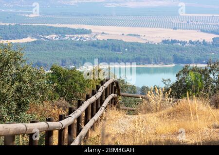 Vue d'été sur le réservoir de Cubillas depuis le Torreón de Albolote à Grenade Banque D'Images