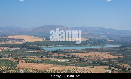 Vue d'été sur le réservoir de Cubillas depuis le Torreón de Albolote à Grenade Banque D'Images